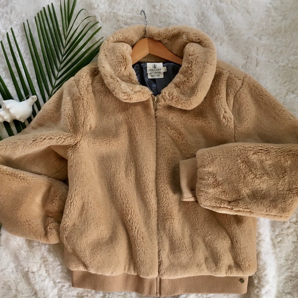 Fur (Faux) casting Jacket 🧥 Volcom